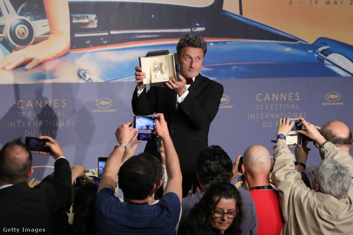 Pawel Pawlikowski lengyel rendező a legjobb rendezés díjával a 71. Cannes-i Nemzetközi Filmfesztivál díjkiosztó ünnepségén
