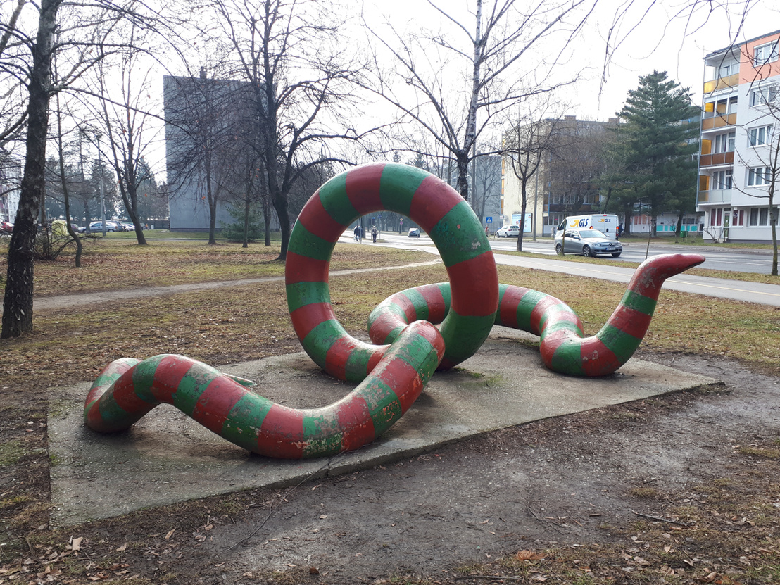 A kopásokból ítélve, szeretik a gyerekek Balás Eszter Kígyó című szobrát Nagykanizsán