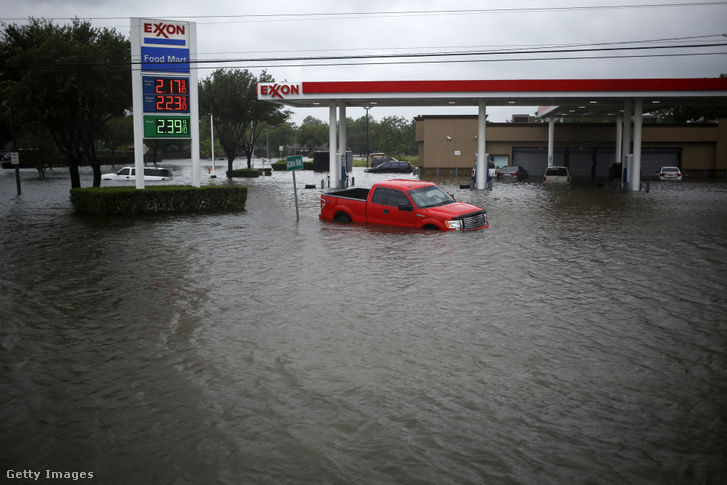 Az Exxon Mobil egyik, a heves esők és áradások következtében elárasztott benzinkútja Texasban 2017. augusztus 29-én