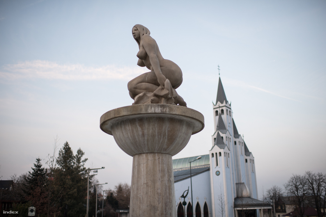 A hévízi nimfa szobra nem véletlenül került a templom elé