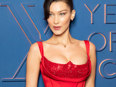 A Bulgari XX partin Bella Hadid ruhája majdnem XXX-kategóriás volt