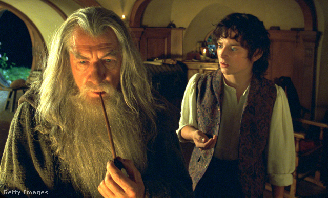 Gandalf (Ian McKellen) és Zsákos Frodó (Elijah Wood) A Gyűrűk Ura: A Gyűrű Szövetsége c. filmben