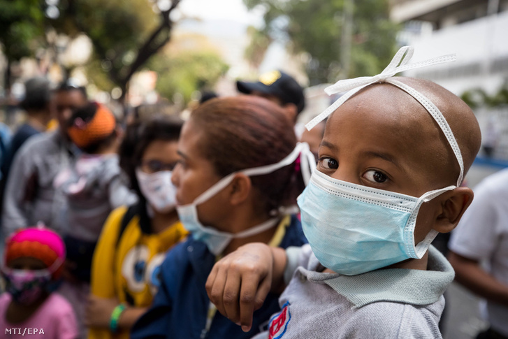 Az elégtelen felszereltség és ellátás miatt tüntetnek betegek és hozzátartozóik egy caracasi kórháznál 2018. április 4-én.