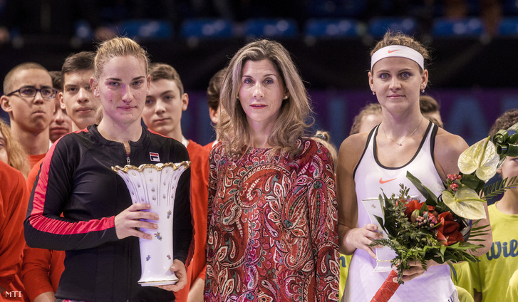 A győztes Babos Tímea (b) és a második helyezett cseh Lucie Safarova (j) a WTA Hungarian Ladies Open nemzetközi női tenisztorna egyéni döntőjének eredményhirdetésén a fővárosi BOK Csarnokban 2017. február 26-án. Középen a díjakat átadó kilencszeres Grand Slam-bajnok és volt világelső Szeles Mónika.