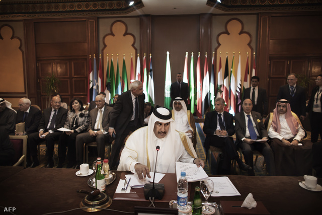 Az Arab Liga elnöke Hamad bin Jassem al-Thani Sejk, katar külügyminisztere szól kollégáihoz a Liga vasárnapi ülésén