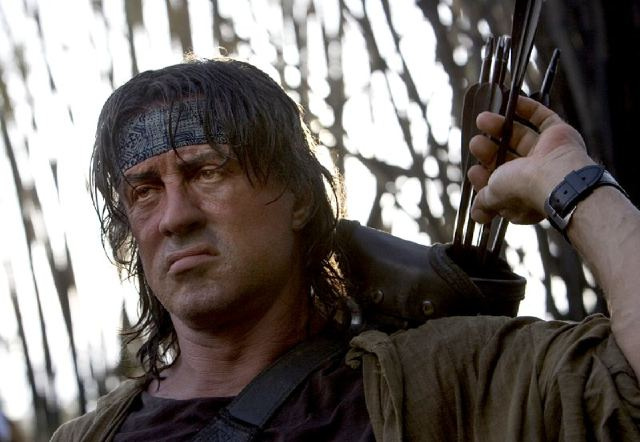 Sylvester Stallone keményen néz a Rambo 4-ben