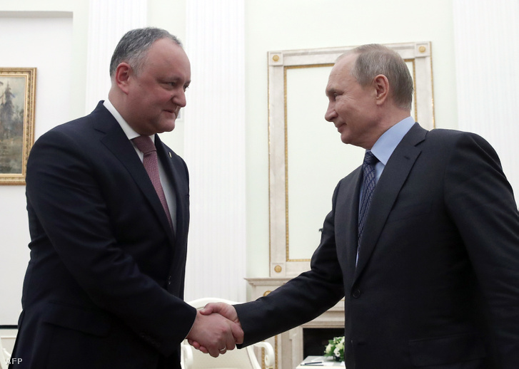 Vlagyimir Putin (jobbra) kezet fog Igor Dodonnal moszkvai találkozójukon 2019. január 30-án