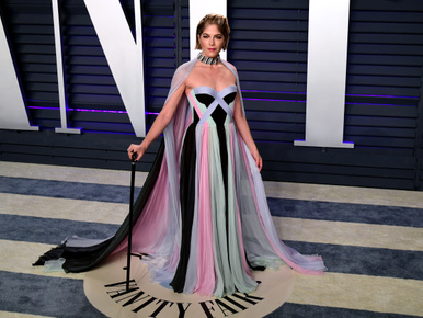 A gyógyíthatatlan beteg Selma Blair bottal jelent meg az Oscar vörös szőnyegén