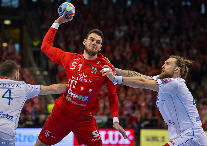 A veszprémi Borut Mackovsek valamint a fehérorosz Sandro Obranovic és Pavel Horak a férfi kézilabda Bajnokok Ligája 13. fordulójában játszott Telekom Veszprém - Meskov Breszt mérkőzésen a Veszprém Arénában 2019. február 24-én.