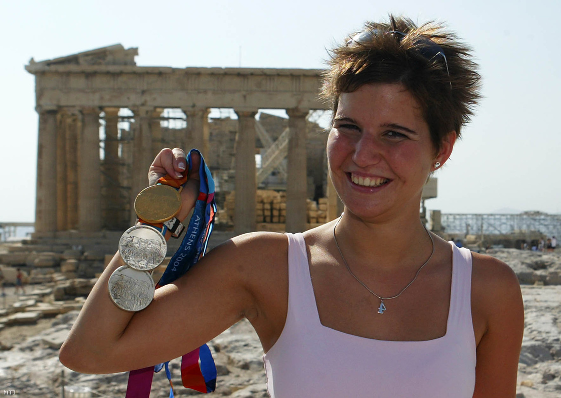 Pásztory Dóra az Akropoliszon érmeit mutatja, miután két második és egy első helyet szerzett úszásban az athéni paralimpián 2004. szeptember 24-én