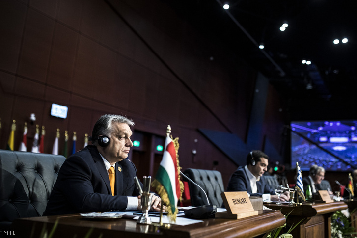 A Miniszterelnöki Sajtóiroda által közreadott képen Orbán Viktor miniszterelnök (b) az Európai Unió és az Arab Liga első alkalommal megrendezett csúcstalálkozóján az egyiptomi Sarm-es-Sejkben 2019. február 24-én