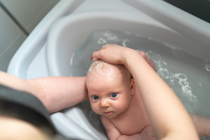 újszülött csecsemő fürdés fürdetés (1)