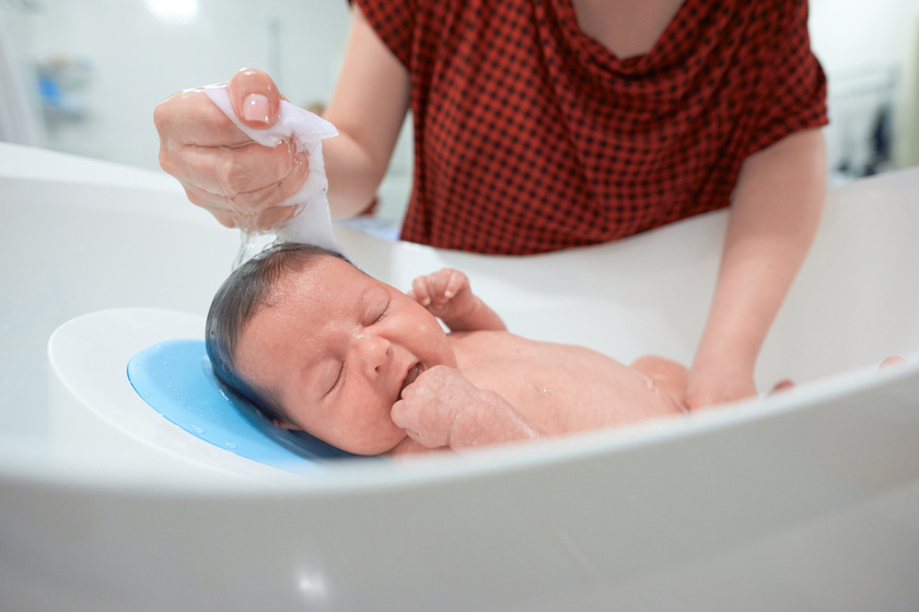 újszülött csecsemő fürdés fürdetés (2)