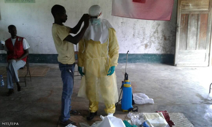 A Vöröskereszt és a Vörös Félhold Nemzetközi Szövetsége, az IFRC által 2018. május 21-én közreadott felvételen ebolavírus elleni védőfelszerelésbe öltöztetnek egy egészségügyi dolgozót Bikoróban, a Kongói Demokratikus Köztársaság nyugati határvárosában május 17-én. A WHO a napokban megemelte a közegészségügyi kockázat szintjét az afrikai országban, ahol a betegség felütötte a fejét az 1,2 milliós Mbandaka városában is. Május 21-én ebola elleni oltási kampány kezdődik kísérleti oltóanyaggal az ország északnyugati Egyenlítői (Équateur) tartományában, ahol huszonhatra emelkedett a vírus halálos áldozatainak száma.