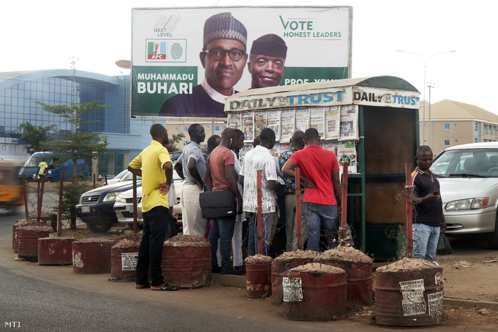 Napilapok címlapját olvassák nigériai férfiak egy újságosstandnál a fővárosban, Abujában 2019. február 25-én, a nigériai elnök- és parlamenti választások után két nappal. A voksolást erőszakcselekmények kísérték, amelyekben legkevesebb harminckilencen életüket vesztették. A rendőrség országszerte 128 embert fogott el gyilkosság, szavazatvásárlás vagy urnalopás miatt.