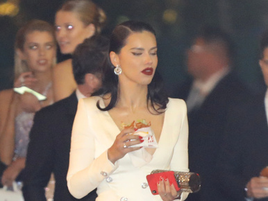 Adriana Lima jól behamburgerezve érkezett az Oscar after partyjára