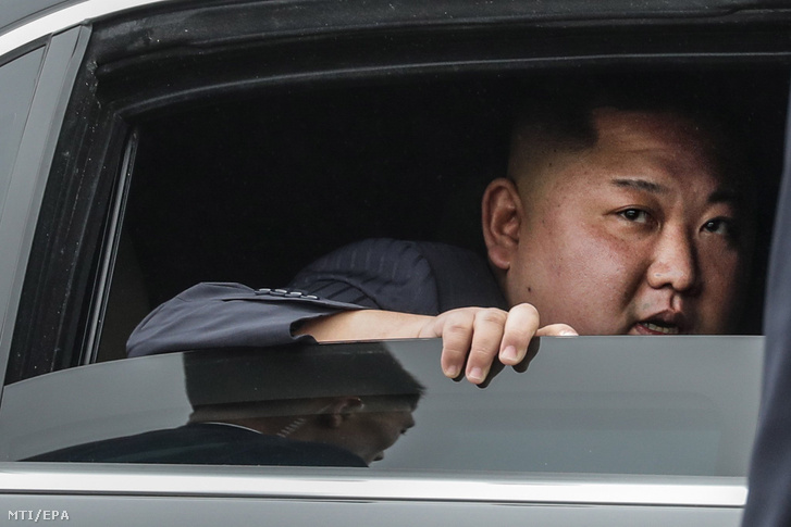 Kim Dzsong Un észak-koreai vezető, a kommunista Koreai Munkapárt elnöke egy autóban ül, miután különvonattal a vietnami Dong Dang városba érkezett 2019. február 26-án