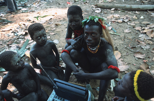 A jarawa törzs tagjai egy rádióval