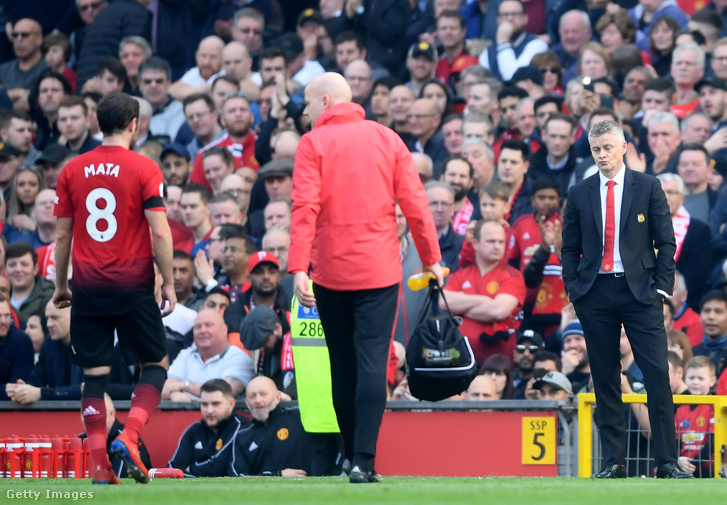 Juan Mata lesétál a pályáról sérülése után az Old Traffordban tartott Manchester United és Liverpool FC mérkőzésen, 2019. február 24-én