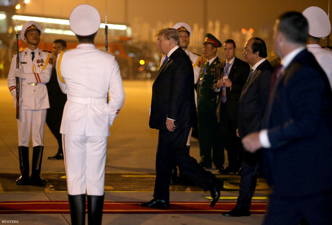 Donald trumpot fogadják a hanoi repülőtéren