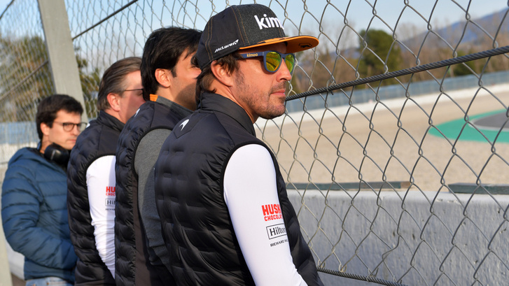 Alonso, Sainz Jr. McLaren-pilóta és Zak Brown McLaren-főnök kedden, Barcelonában