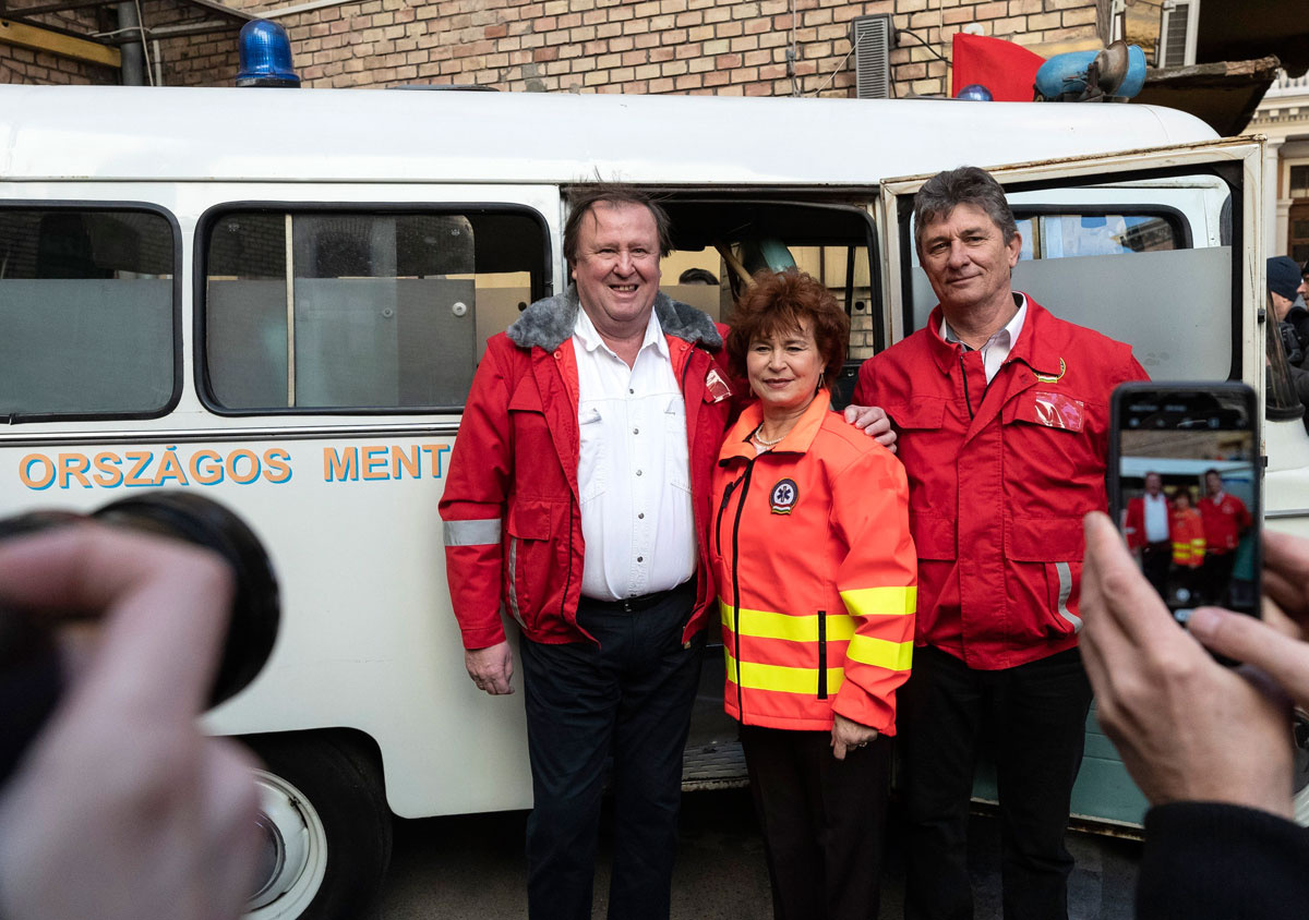 Simorjay Emese a Szomszédokban a mentőautó vezetőit, Petit és Giovannit alakító Lakatos Péter szakápolóval (balra) és Kápolnai József mentőgépkocsi-vezetővel.
