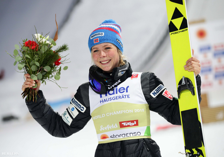 Maren Lundby ünnepli győzelmét Seefeldben 2019. február 27-én