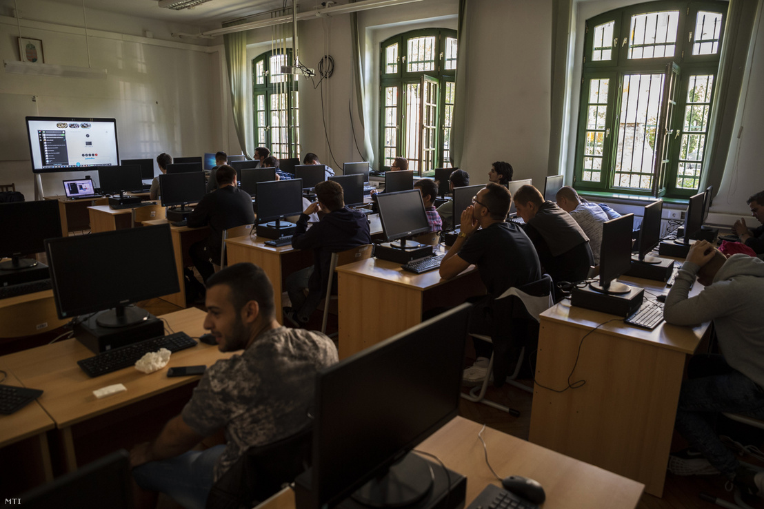 Diákoknak órát tartanak a Cisco webex board használatával a Budapesti Műszaki Szakképzési Centrum (BMSZC) Újpesti Két Tanítási Nyelvű Műszaki Szakgimnázium és Szakközépiskolájában. 2018. szeptember 18-án adták át a Hálózati Tudás Terjesztéséért Programiroda Alapítvány (HTTP Alapítvány) Cisco webex board eszközét, amelyet egy éven át kísérleti jelleggel használnak.
