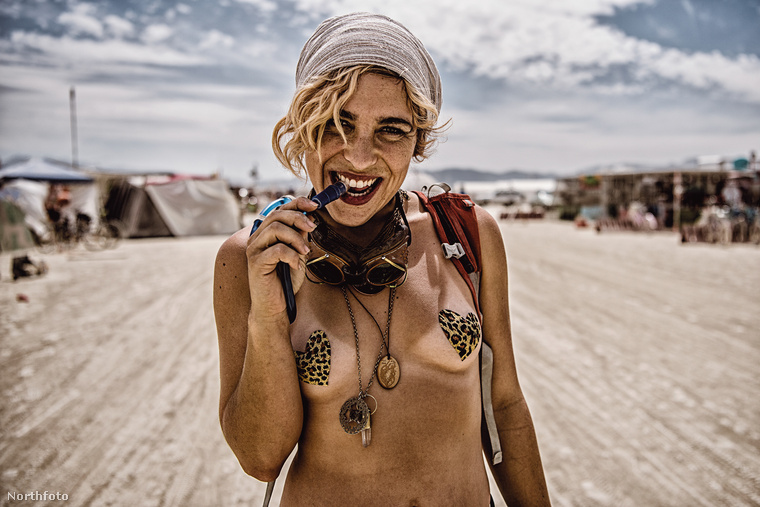 A Burning Man nagyobb lett, kinőtte az eredeti helyszínt, kiköltözött a Black Rock Desert nevű sivatagba, de amint az látszik, ez a közönségen, illetve az extrém megjelenésen semmit sem változtatott.