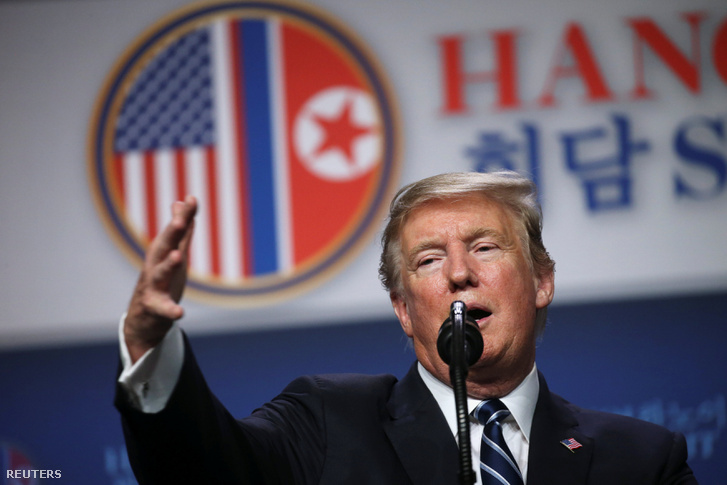 Donald Trump sajtótájékoztatót tart a csúcstalálkozót követően 2019. február 28-án.