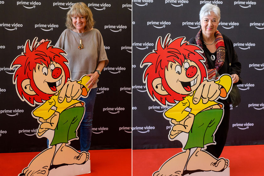 A fotón bal oldalt Uschi Bagnall, a Pumukli írónőjének lánya, míg a jobb oldalt Barbara von Johnson, a figura illusztrátora látható.