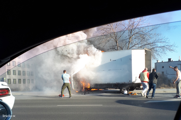 Budaörsi úton kiégett teherautó 2019. február 28-án