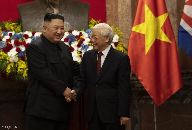 Nguyen Phu Trong vietnami elnök (j) és Kim Dzsong Un észak-koreai vezető kezet fog a hanoi elnöki palotában 2019. március 1-jén.