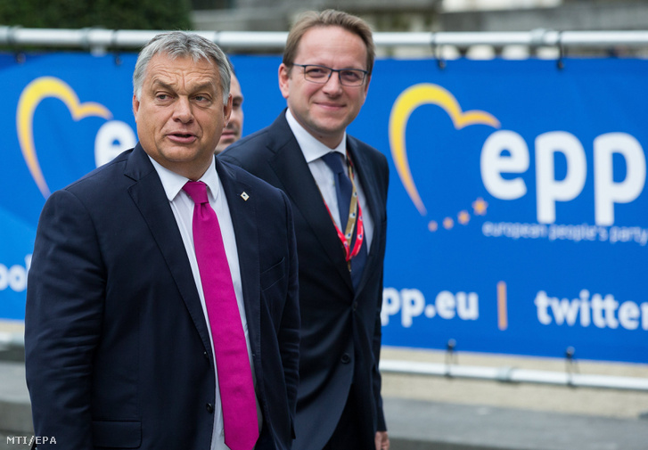 Orbán Viktor miniszterelnök (b) érkezik az Európai Néppárt (EPP) vezetőinek ülésére Brüsszelben 2017. október 19-én.