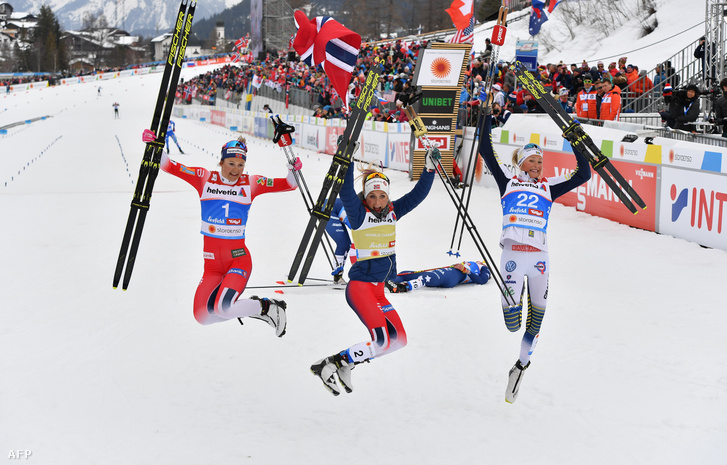 Östberg, Johaug és Karlsson ünnepel a 30 kilométeres sífutás után a seefeldi világbajnokságon