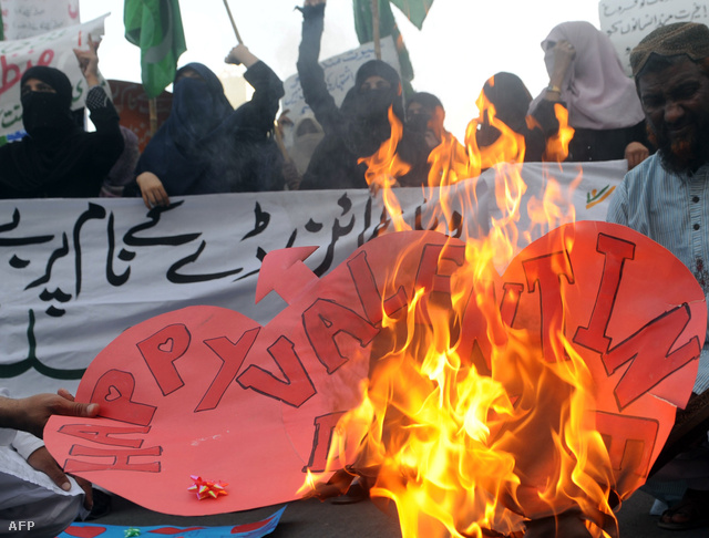 Mai Valentin nap ellenes tüntetés Karacsiban