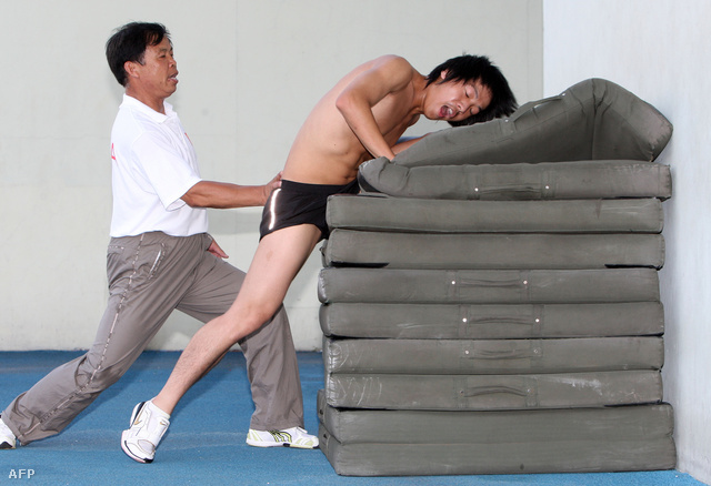 Fang Suj Qan, a kínai atlétika mesteredzője készíti fel tanítványát a 110 méteres gátfutásra