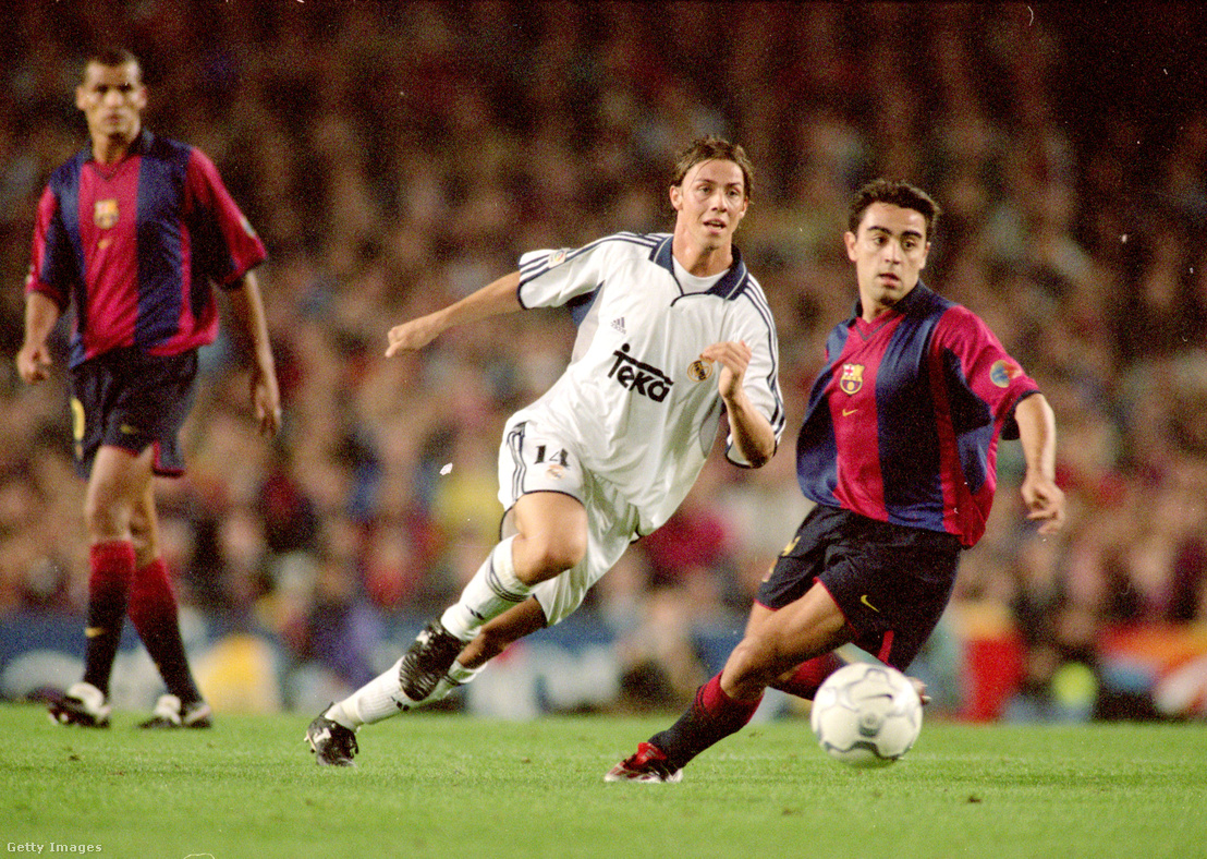 Xavi átveszi Gutitól (Real Madrid) a labdát a spanyol Primera Liga meccsen, a Nou Camp-ban 2000. október 21-én. A meccset a Barcelona nyerte 2-0-ra.