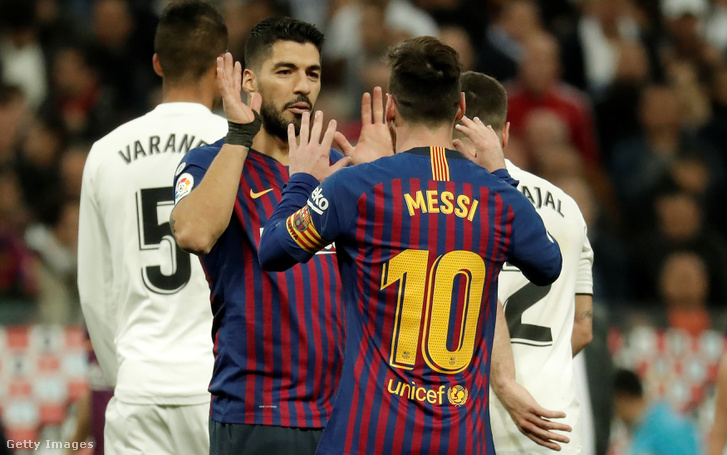 Luis Suarez és Lionel Messi ünnepli a Barcelona győzelmét, a Real Madrid elleni meccsen 2019. március 2-án.