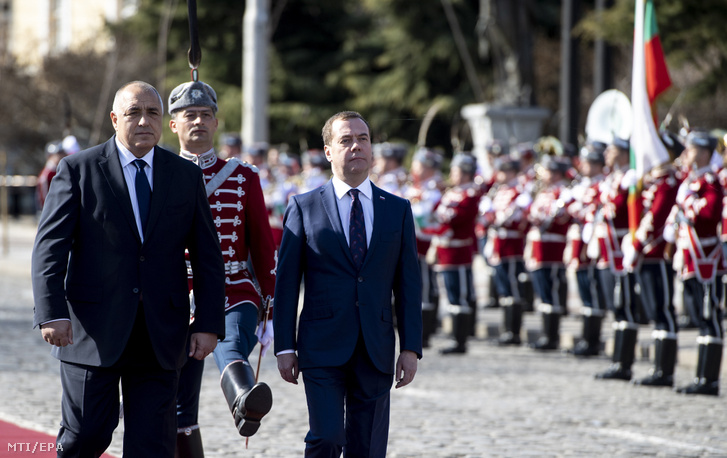 Dmitrij Medvegyev orosz miniszterelnök (j) és Bojko Boriszov bolgár kormányfő ellép a díszsorfal mellett a szófiai fogadási ünnepségen 2019. március 4-én. Medvegyev kétnapos látogatást tesz Bulgáriában.