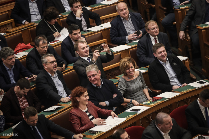 Varjú László és képviselőtársai az büntető határozati javaslat szavazásán a Parlamentben 2019. március 5-én
