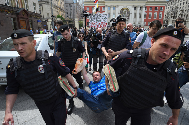 Rendőrök vesznek őrizetbe egy melegjogi aktivistát Moszkvában