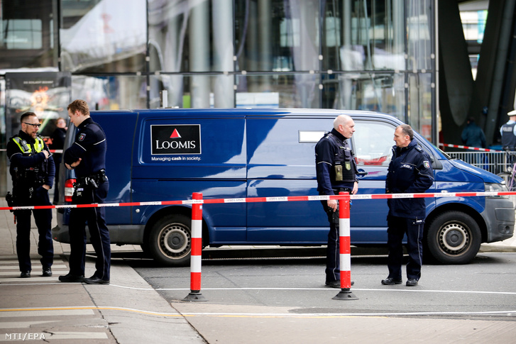 Rendőrök egy pénzszállító autónál, amelyet rablók fosztottak ki a Köln-Bonn nemzetközi repülőtéren 2019. március 6-án.