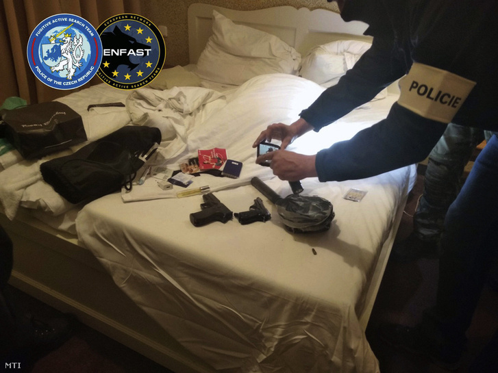 A Cseh Rendőrség által 2019. március 2-án közreadott képen lefoglalt fegyverekről készít fényképeket egy rendőr Prágában, miután elfogták Dér Csaba csantavéri születésű bérgyilkost, aki ellen három ország is elfogatóparancsot adott ki