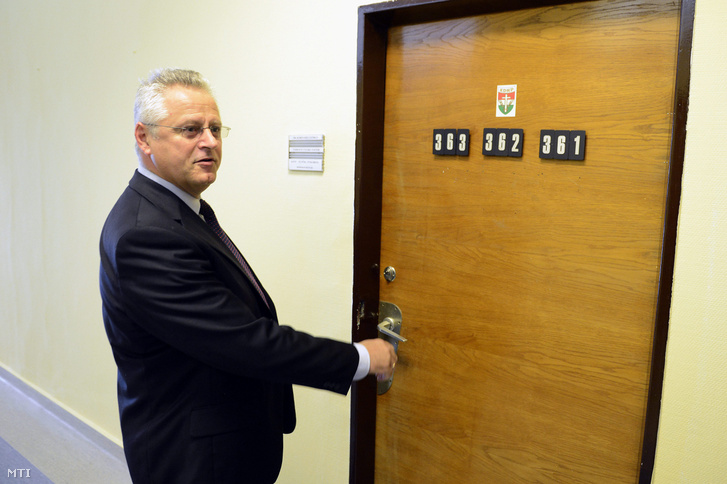 Szalma Botond, a Kereszténydemokrata Néppárt (KDNP) felfüggesztett budapesti elnöke érkezik fegyelmi tárgyalására a Képviselői Irodaházban 2014. október 16-án.