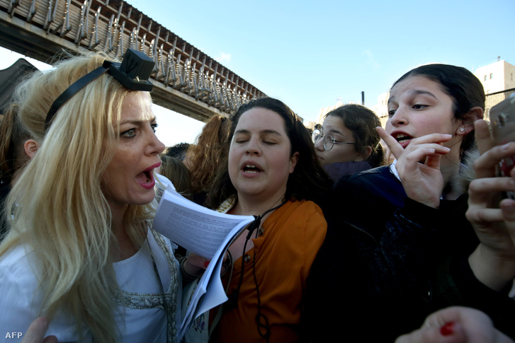 Ultraortodox zsidók és liberális, egyenjogúságért küzdő zsidó nők néztek egymással farkasszemet a Siratófalnál Jeruzsálemben 2019. március 8-án
