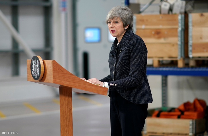 Theresa May a kelet-angliai Grimsby városában tartott beszéde közben 2019. március 8-án.