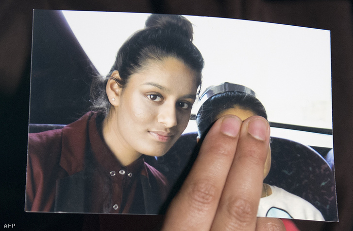 Shamima Begum 2015. február 22-én készült fotóját tartja kezében nővére, Renu Begum.
