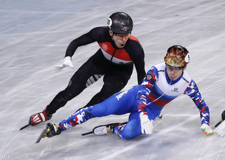 Burján Csaba (b) és az orosz Szemen Jelisztratov a szófiai rövidpályás gyorskorcsolya világbajnokság férfi 1000 méteres középdöntőjében 2019. március 10-én.