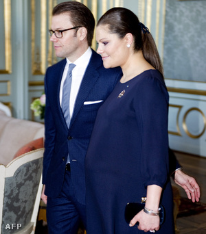 Victoria koronahercegnő és férje, Daniel herceg a királyi palotában 2 nappal lányuk születése előtt